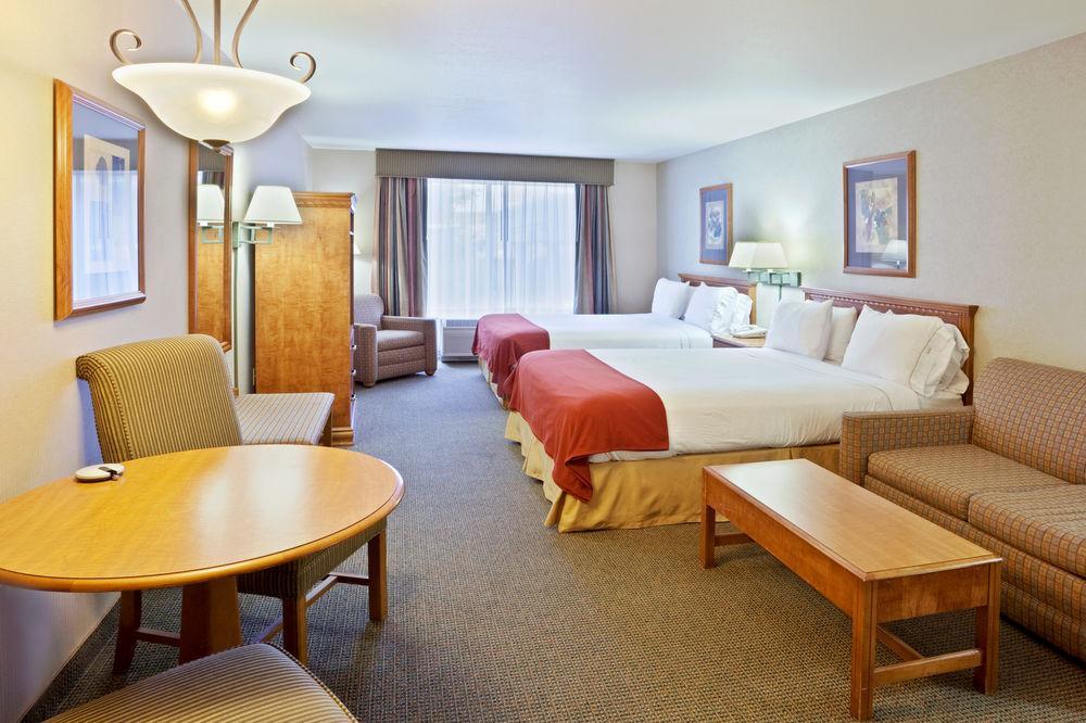 Holiday Inn Express Hotel & Suites Idaho Falls By Ihg Стая снимка