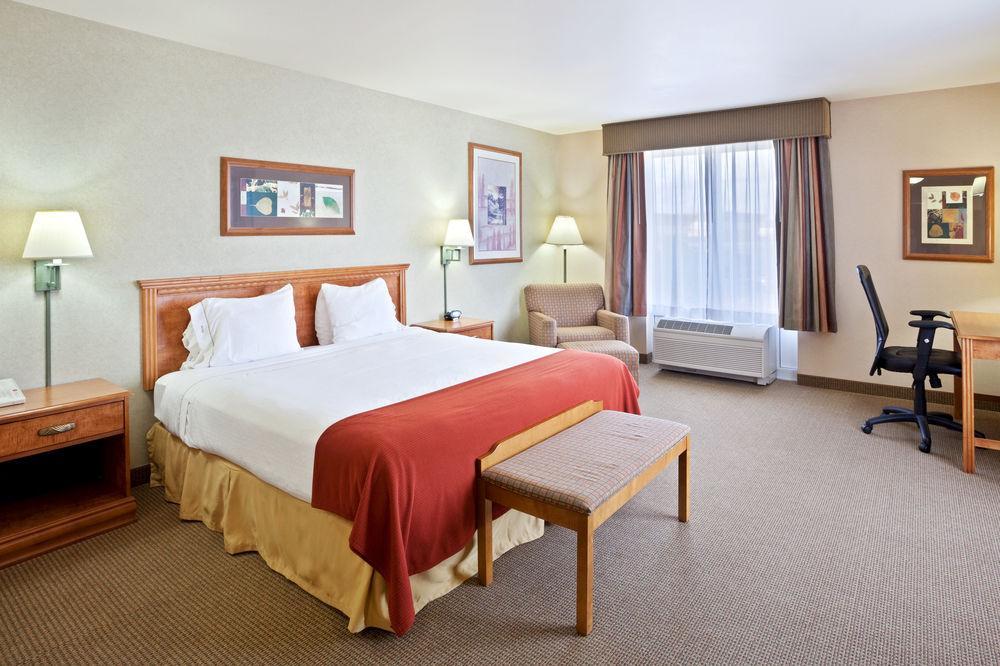 Holiday Inn Express Hotel & Suites Idaho Falls By Ihg Стая снимка